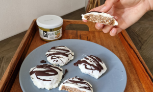 Prepara unas galletas de avena con crema de pistacho que satisfarán tus antojos sin comprometer tu bienestar. Descubre esta receta equilibrada y sabrosa.