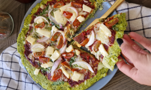 pizza de masa de brócoli saludable y deliciosa